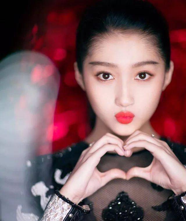 关晓彤维密秀虽被人黑,但她双腿站立的姿势却被点赞,情商果然高_奚