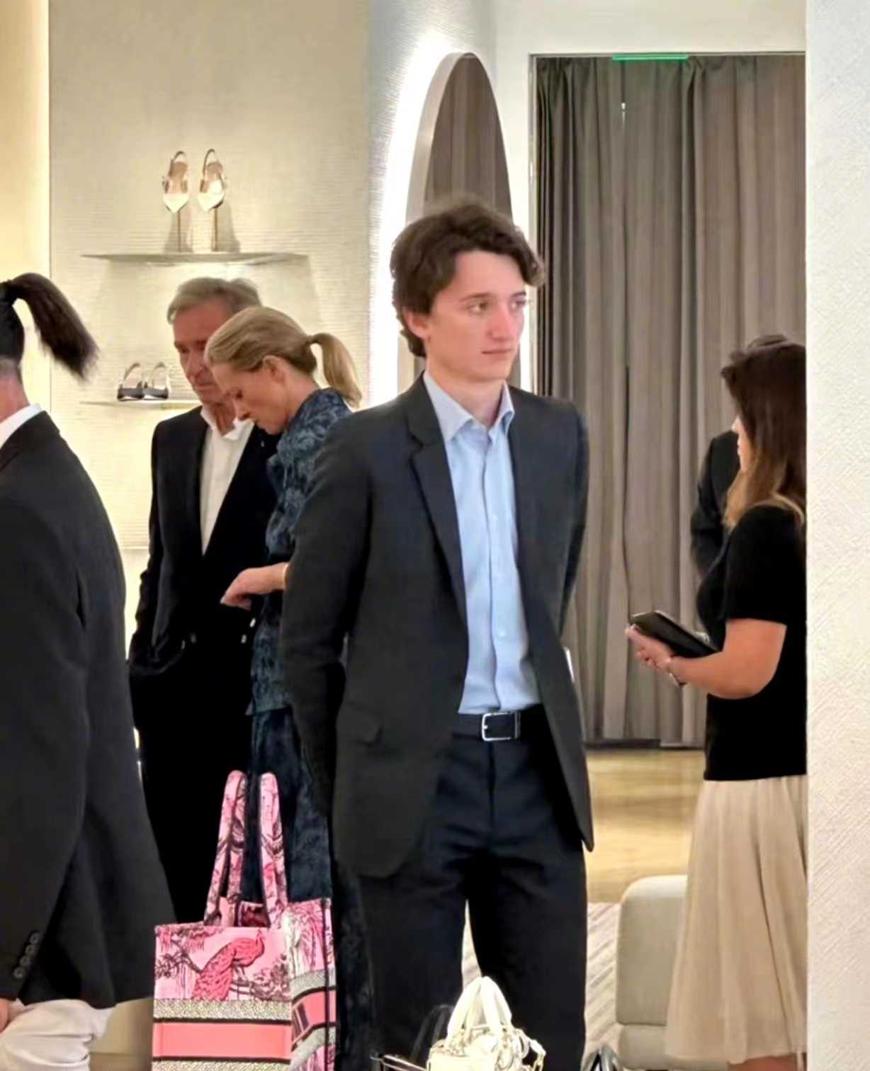 lvmh总裁访华第一站:探店!_伯纳德·阿尔诺_中国_路易威登