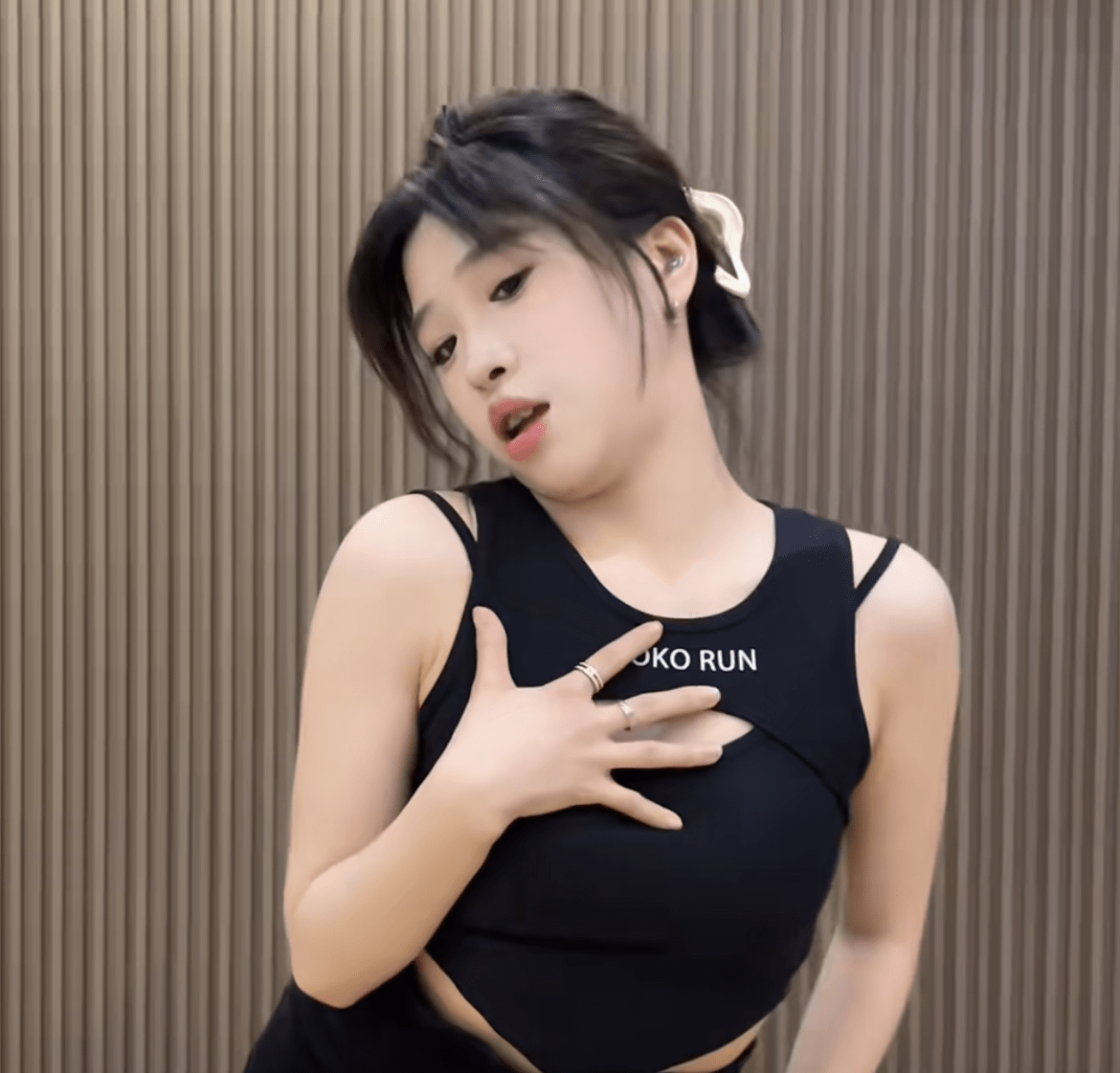 网红"小黄"再遭恶意举报,知情人士曝内幕:我拿钱办事_直播_杨哥_组织