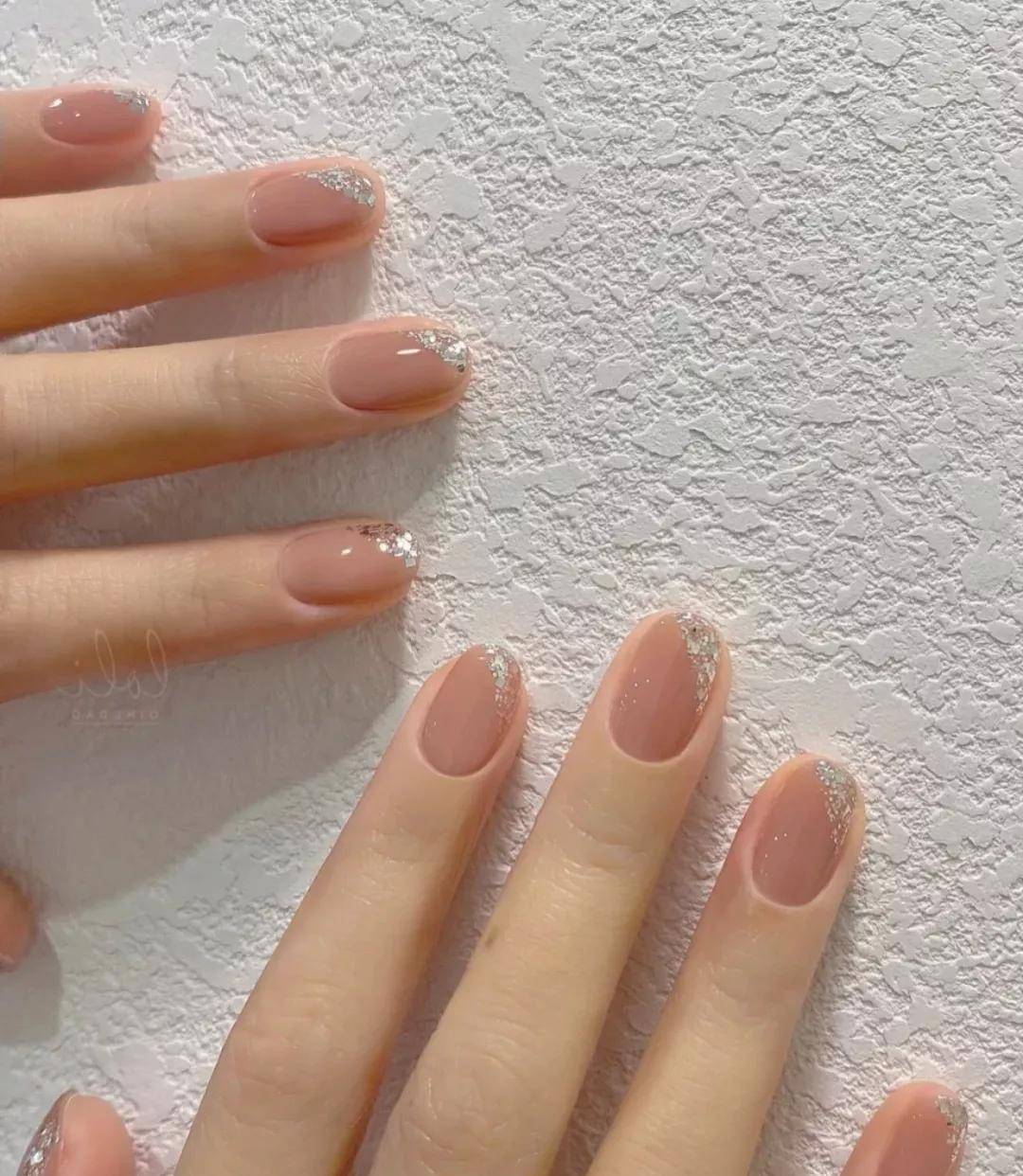 这10款美甲柔美显白,气质简约,一看就让人心颤_粉色_装饰_银色