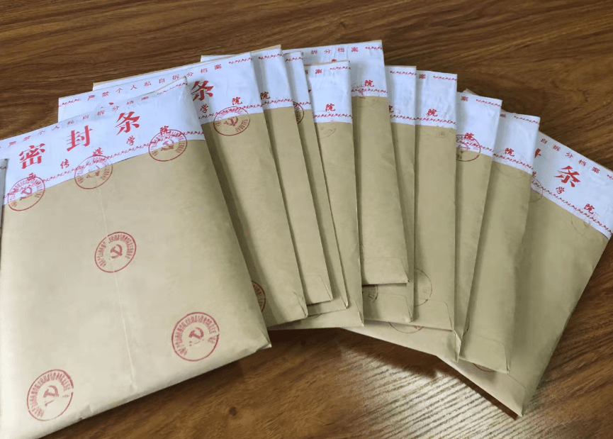 女毕业生档案袋被母亲误拆,当场崩溃大哭,母亲淡定回应:不知道_女儿