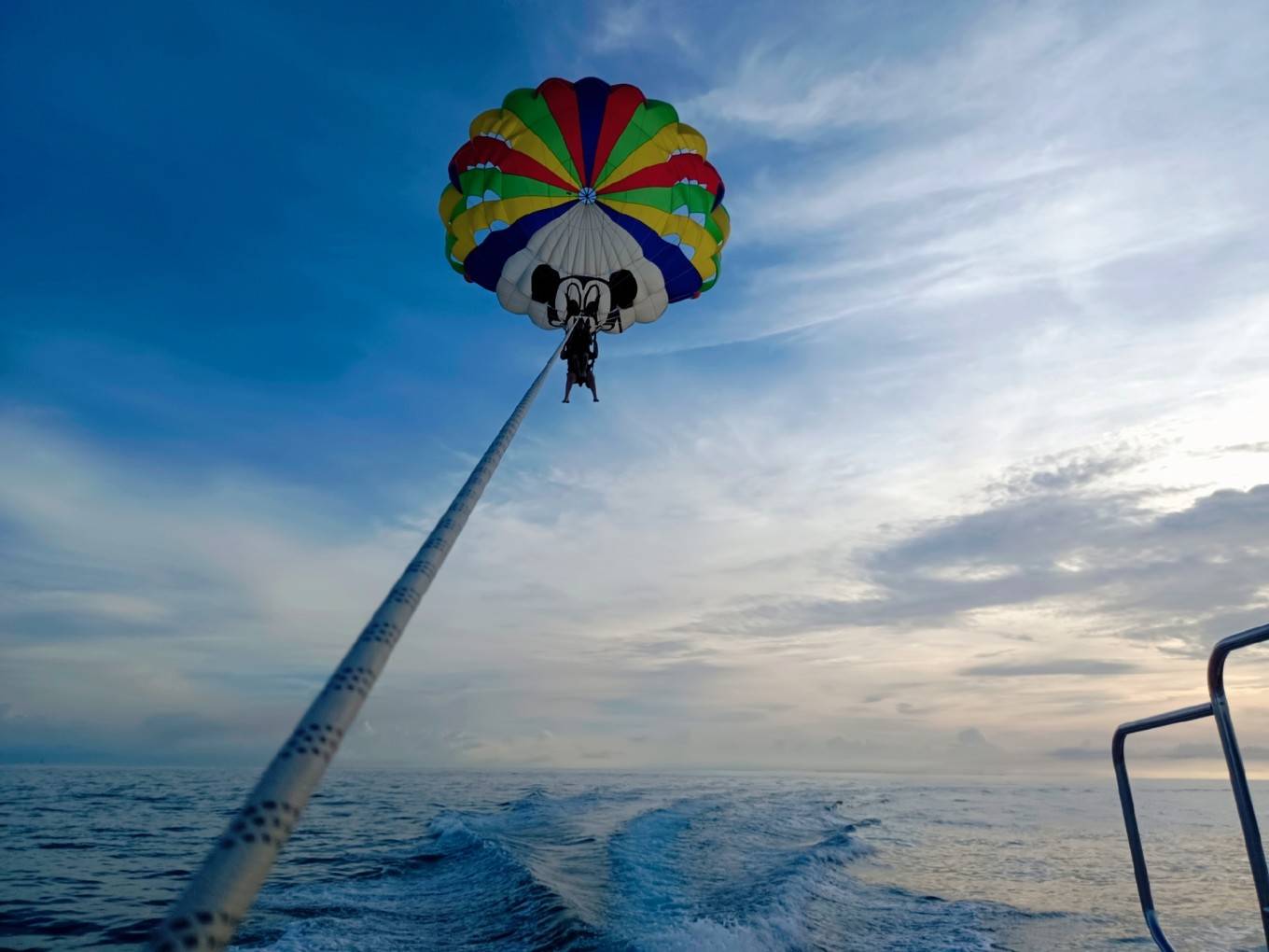 来吧,双飞起来～下了摩托艇,我5岁的儿子又看上了飞伞,好嘞,260一个人