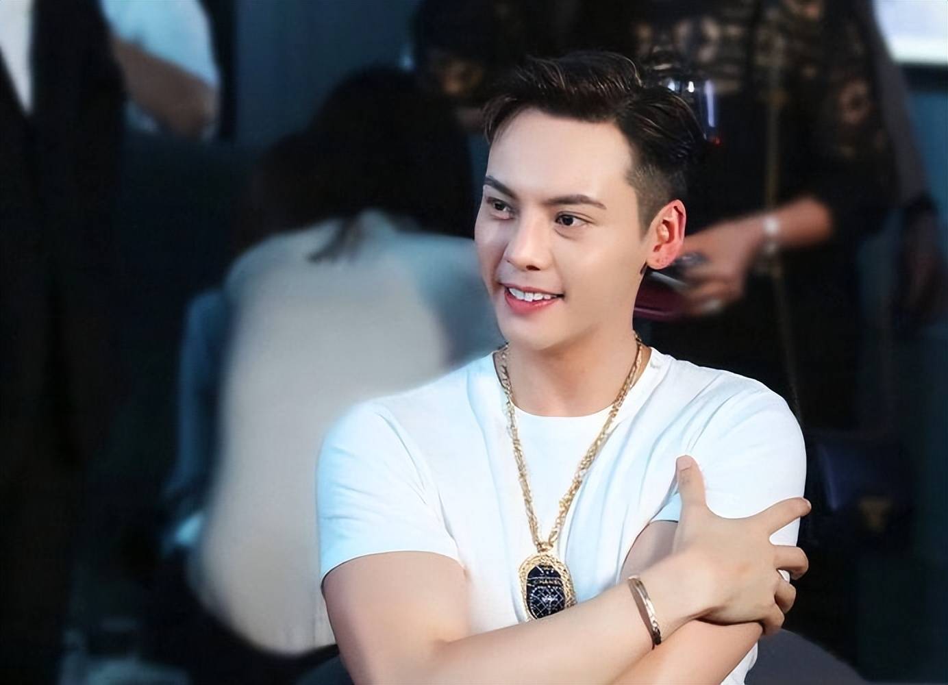 但是在他们的这段感情中,突然间有了黄晓明的出现,最后陈伟霆就从预定