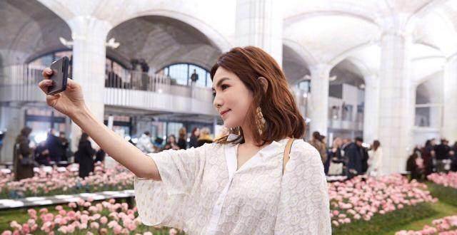 白色系就是好穿,真的不显胖,ella这些年越发美了_魅力_时尚_裙摆