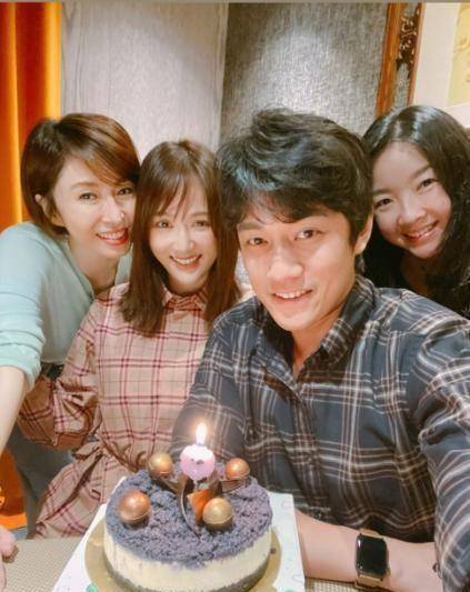 陈乔恩提前为男友庆生,与艾伦穿情侣装同框,娇羞捧脸超少女_女友_好友