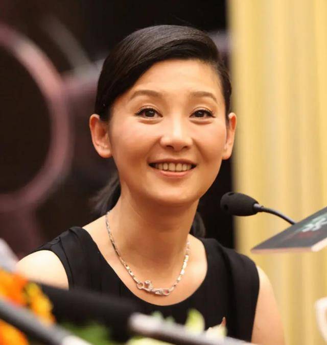 "就连当时冯小刚的新片女主苗苗,也神似年轻时的徐帆,可见他对徐帆的