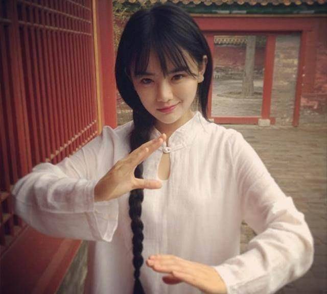 南笙,本名罗小伊,比张辛苑成名要晚一些,2012年她凭借在豆瓣网上传的