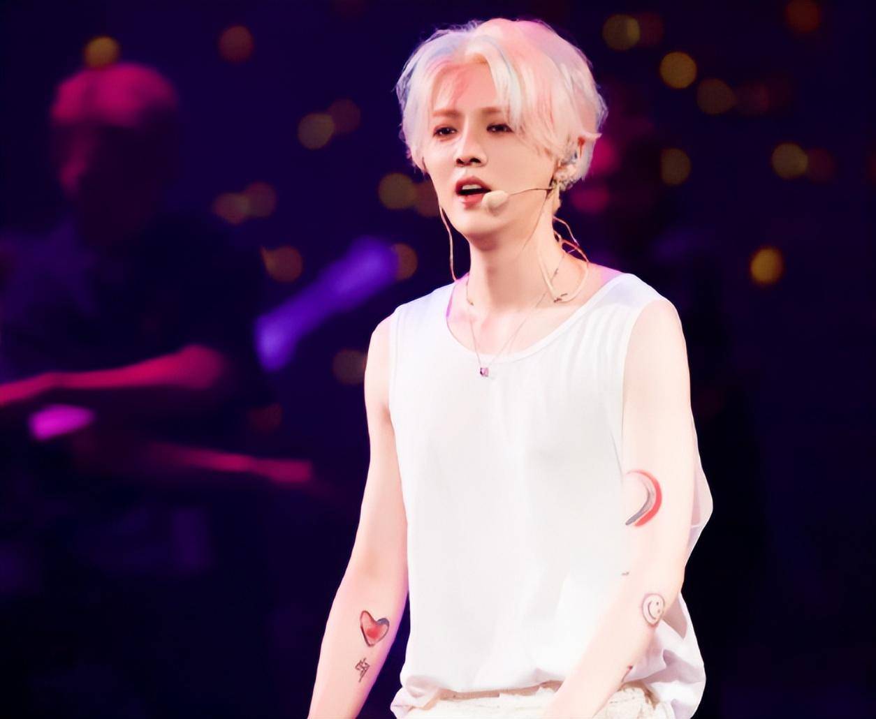 他就去韩国发展没想到很快就出道了,作为exo的成员在韩国出道,没想到