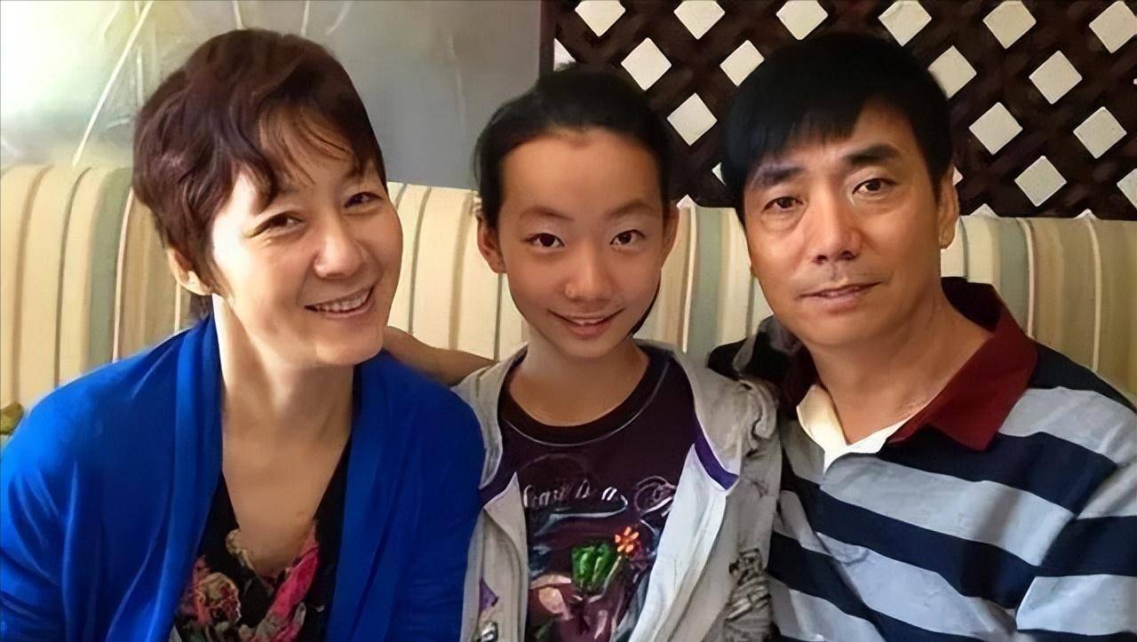 "邢捕头"范明:娶大6岁二婚老婆宠成宝,把继子培养成国家骄傲_厉玲