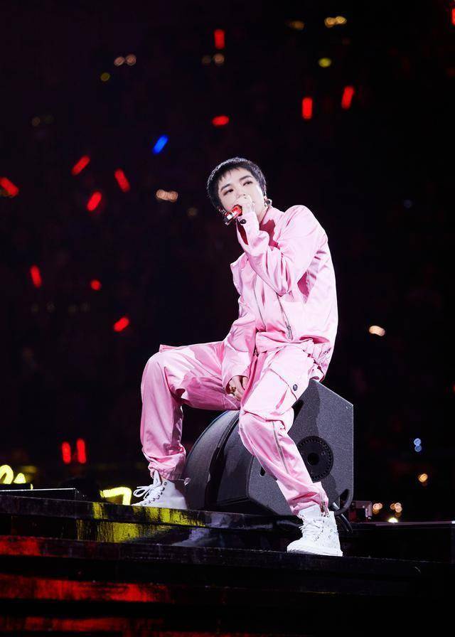 华晨宇看了半天说了一句:"你会游泳吗?