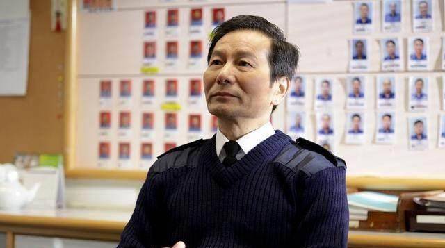 金兴贤做高尔夫球教练受欢迎拒回巢,曾在《刑事侦缉档案》演boss_演出