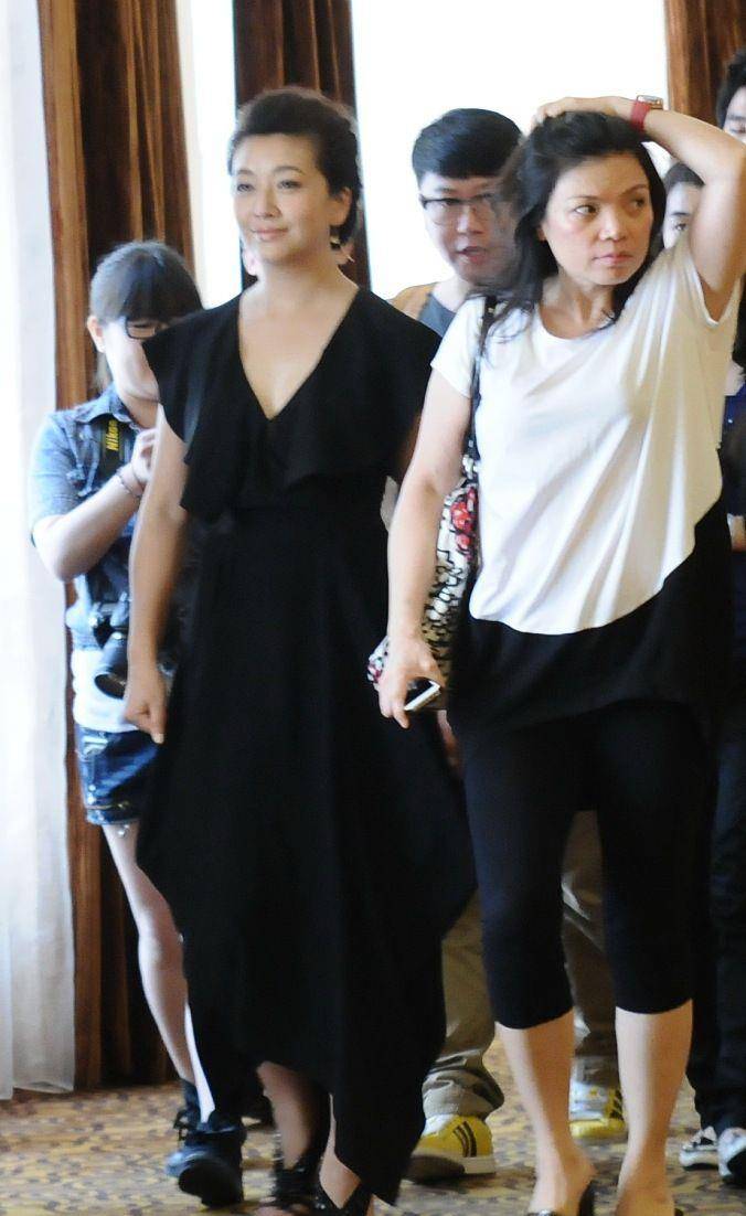 杨志刚和江珊拍亲密戏,刚准备说台词,江珊:姐的屁股翘吗?