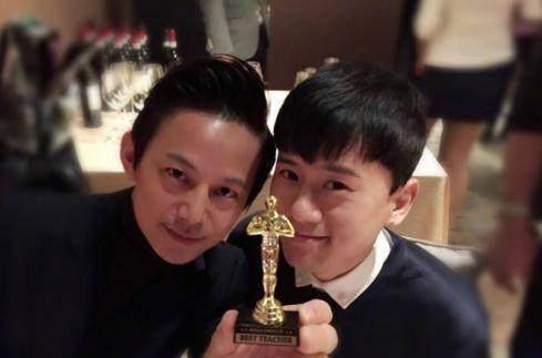 何炅43岁生日,张杰谢娜同时发微博,一张图力破离婚传闻!