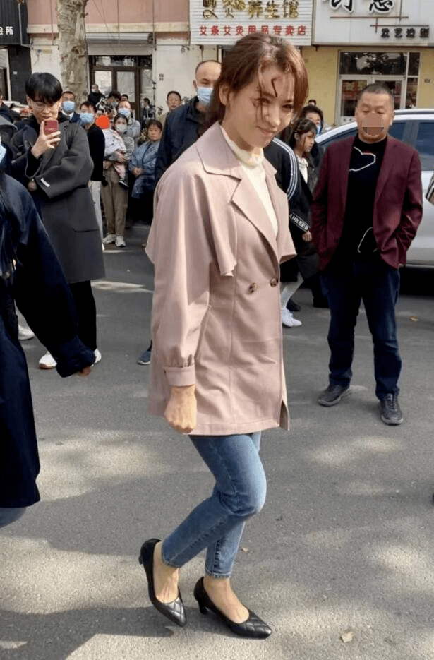 路人在街头拍刘涛真不一样,穿牛仔裤是五五身材,而且o型腿走路_状态