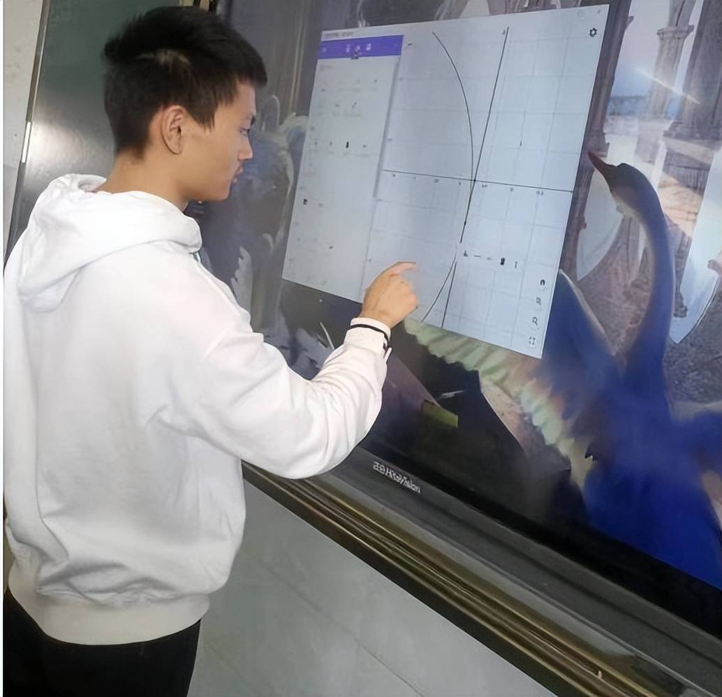 高考702分学霸想去北大见韦神，韦东奕回济南老家，久违露出笑脸-韦东奕多少分考的北大