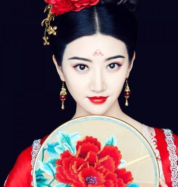 在《大唐荣耀》的景甜身着红衣一颦一笑皆是风情只有穿上红色的古装