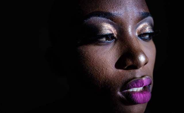 乌干达举办特殊选美活动,大码女子戴桂冠笑容自信,冠军超250斤_女性