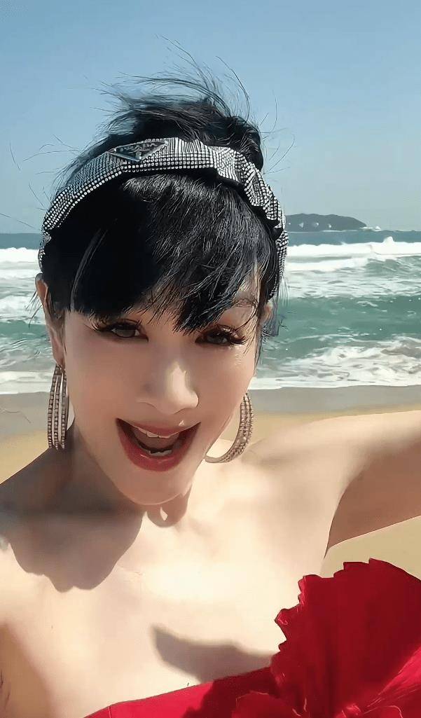 52岁了,穿泳衣依然不凡,张伦硕真的结婚了_身材_线条_脚踝