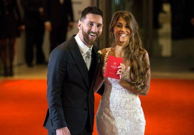 梅西携妻子甜蜜度假,安东内拉热裤美腿大秀身材,搂腰拍照显甜蜜_创业