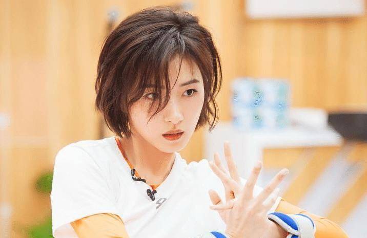 万茜车祸后爆自拍照,穿病服比剪刀手状态良好,可颜值"翻车"了!