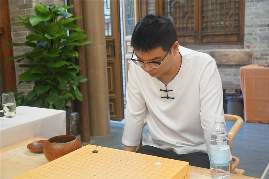 第2届国手赛由中国围棋协会,河南省体育局,开封市人民政府主办,河南省