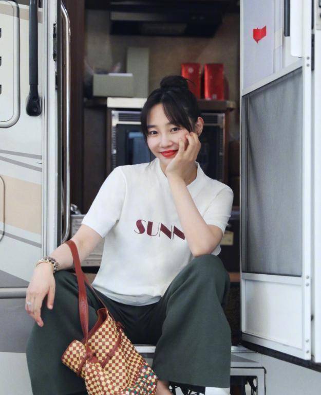 机场照落伍了,看看白百何的「车门照」,时尚又大长腿_休闲_版型_造型