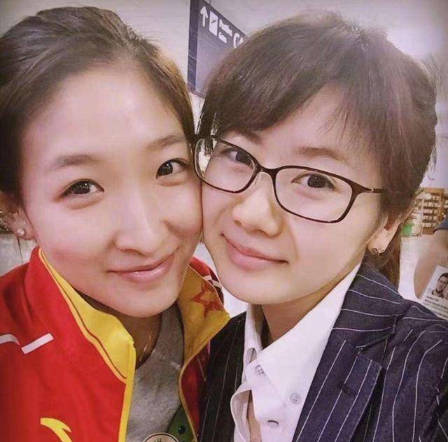 刘诗雯自认不如福原爱皮肤白,想要身高压制对方,却遭福原爱调侃_大