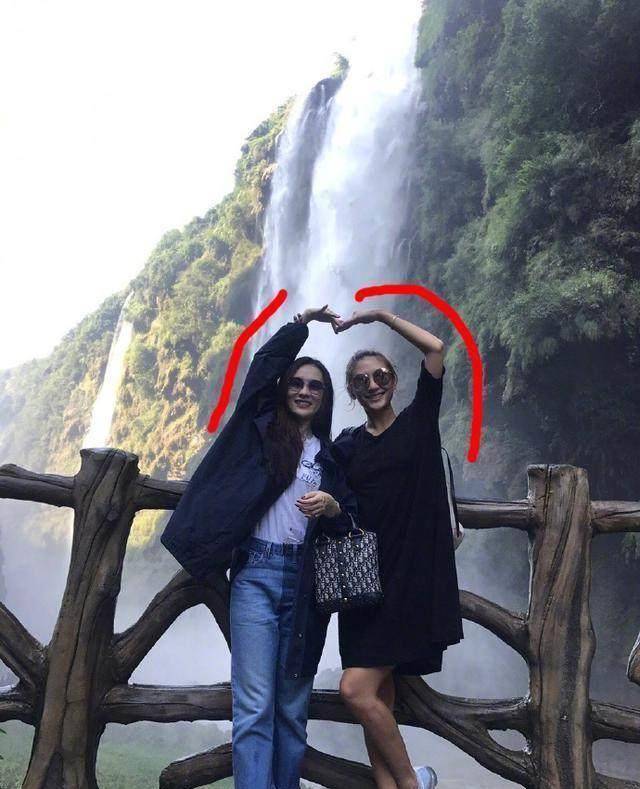 看了应采儿和霍思燕的合影,我总觉得哪儿不对劲_显得_时候_手臂