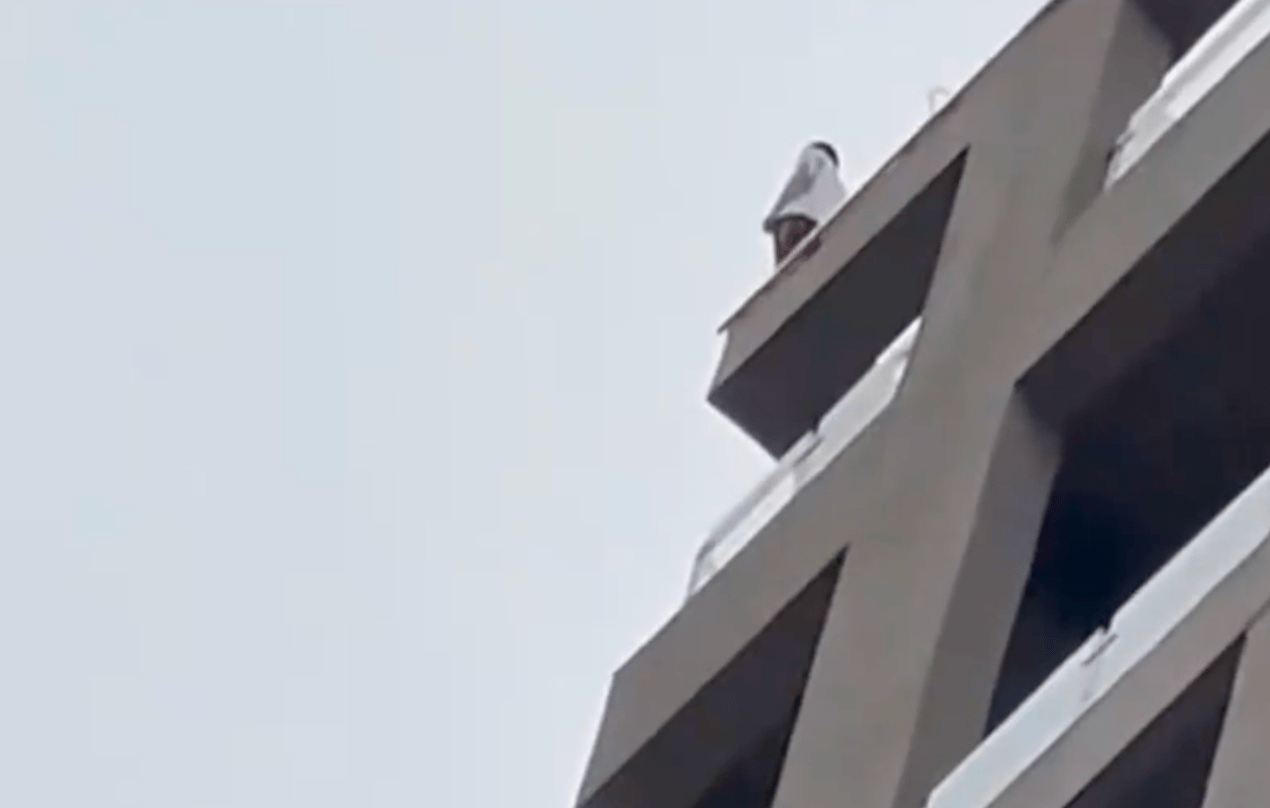 男子跳楼身亡,警方称会依法处理围观跳楼起哄者_生活_轻生_进行