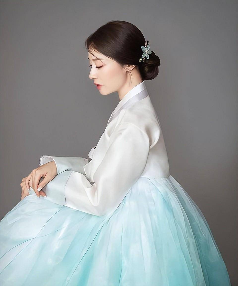 朴智妍不仅不仅在唱歌跳舞,演戏业务能力超强,深邃浓