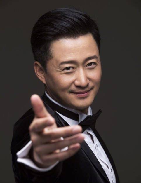 吴京更是在在动态中亲自晒出了自己和赵薇,黄晓明的搞怪动作