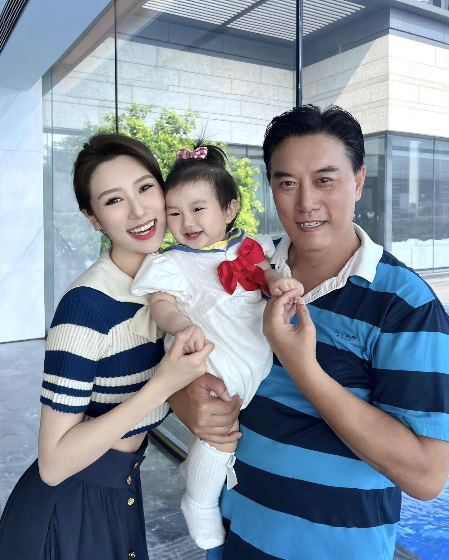 和父亲张山太相似,住20万一平豪宅_张嘉芸_爸爸_女儿