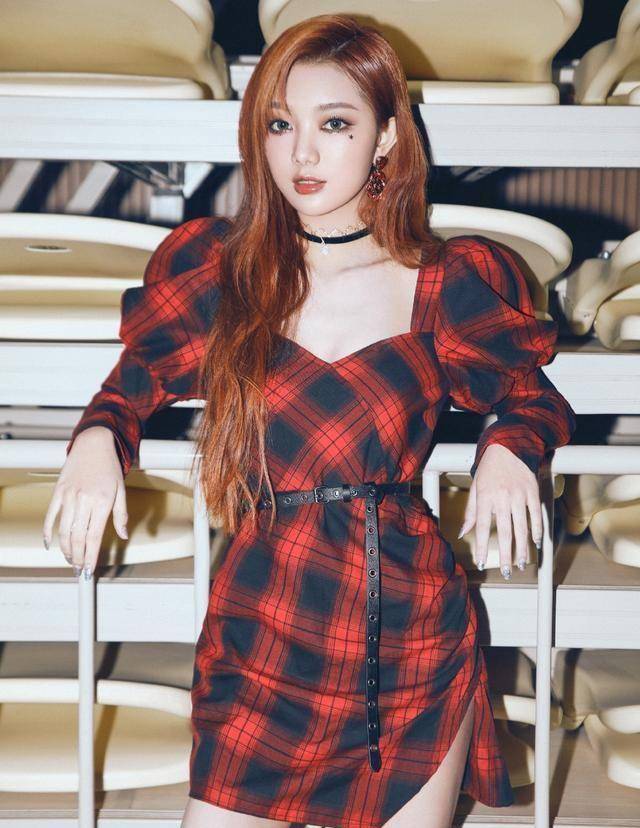 李紫婷豁出去了,复古格纹裙高开叉25厘米,下蹲侧面照真够抢镜_连衣裙