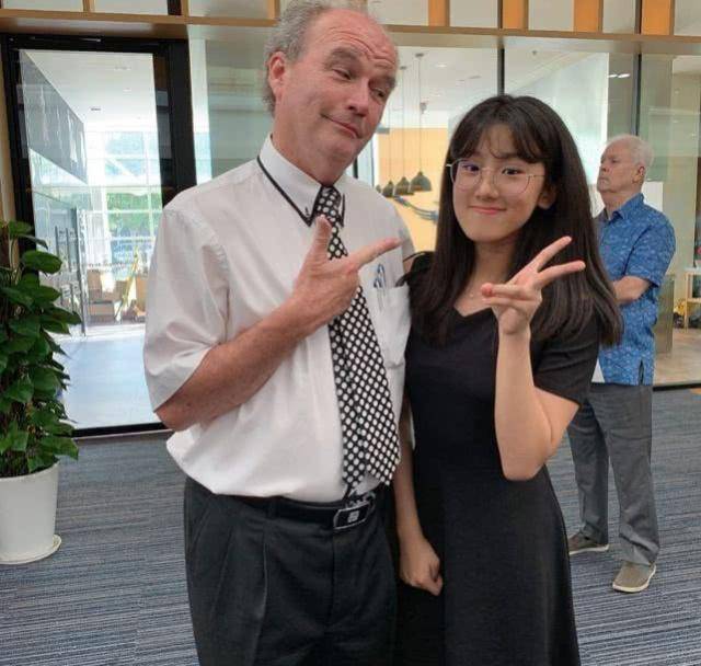 梧桐妹晒毕业合影,将爸爸与妈妈的合影删掉了,只留下了修杰楷_贾静雯