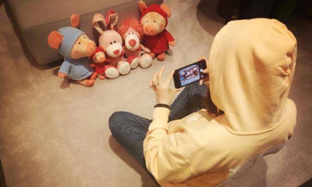 刘诗诗晒儿子近照,亲手绣荷包超有爱,为何明星都爱打码晒娃?