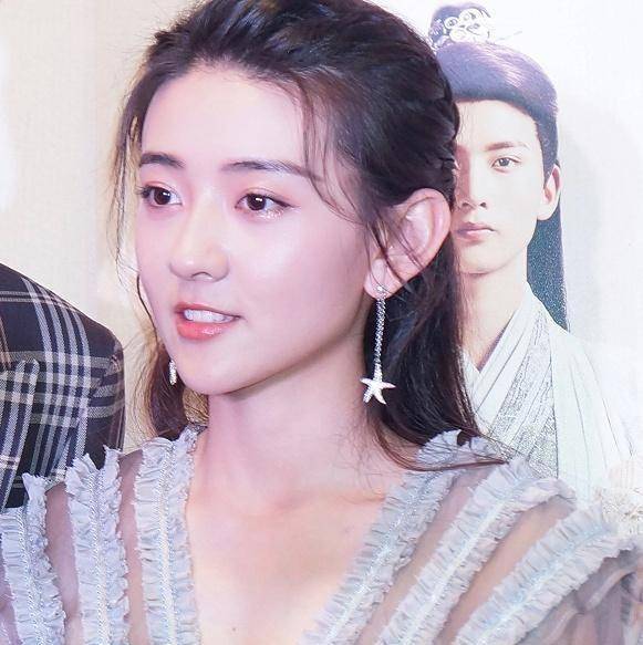 梁洁现身吉隆坡为新剧《双世宠妃2》做宣传,身穿低胸礼服超迷人_男女