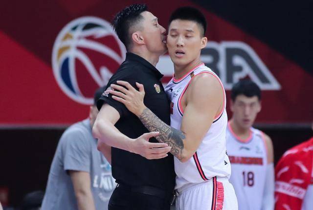 辽宁队的郭艾伦得到20分4篮板4助攻,弗格18分5篮板6助攻,张镇麟17分9