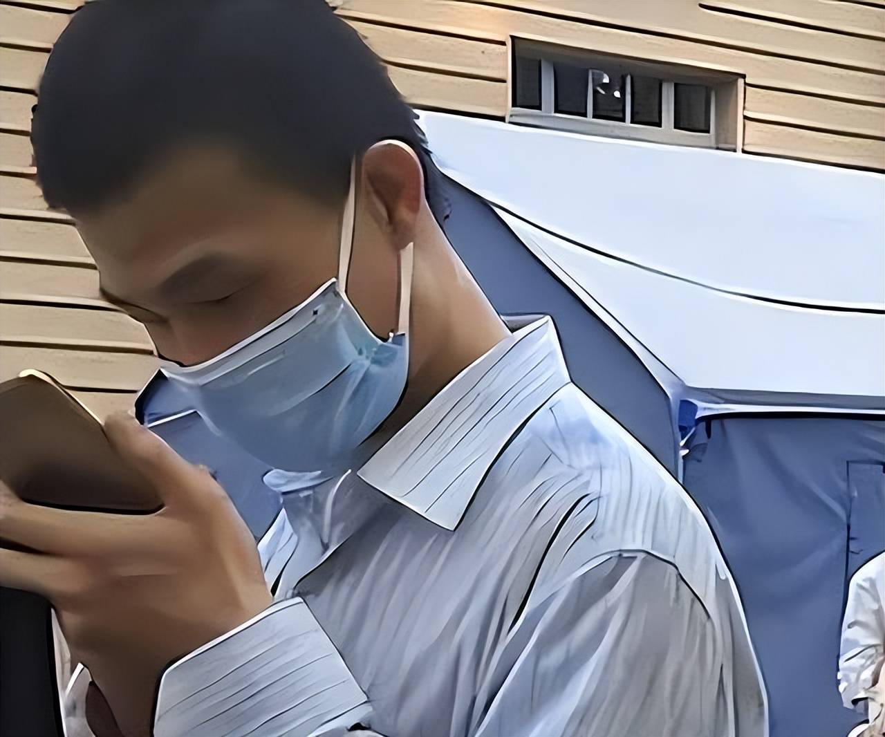 放暑假,韦神回山东老家!网友街头偶遇韦东奕,手里的东西太接地气!-韦神介绍视频