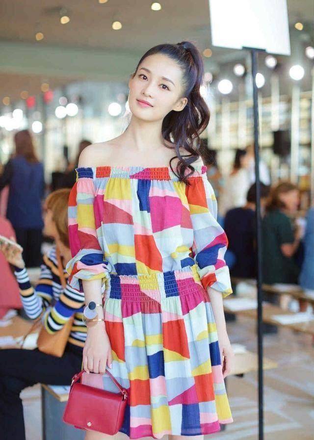 李沁穿"秋裤"现身,网友:秋裤终于能摘掉俗气的帽子了!