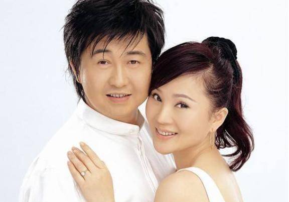 靠一首歌发家,购置上亿四合院买豪车,儿子名字却像穷怕了似的_任静