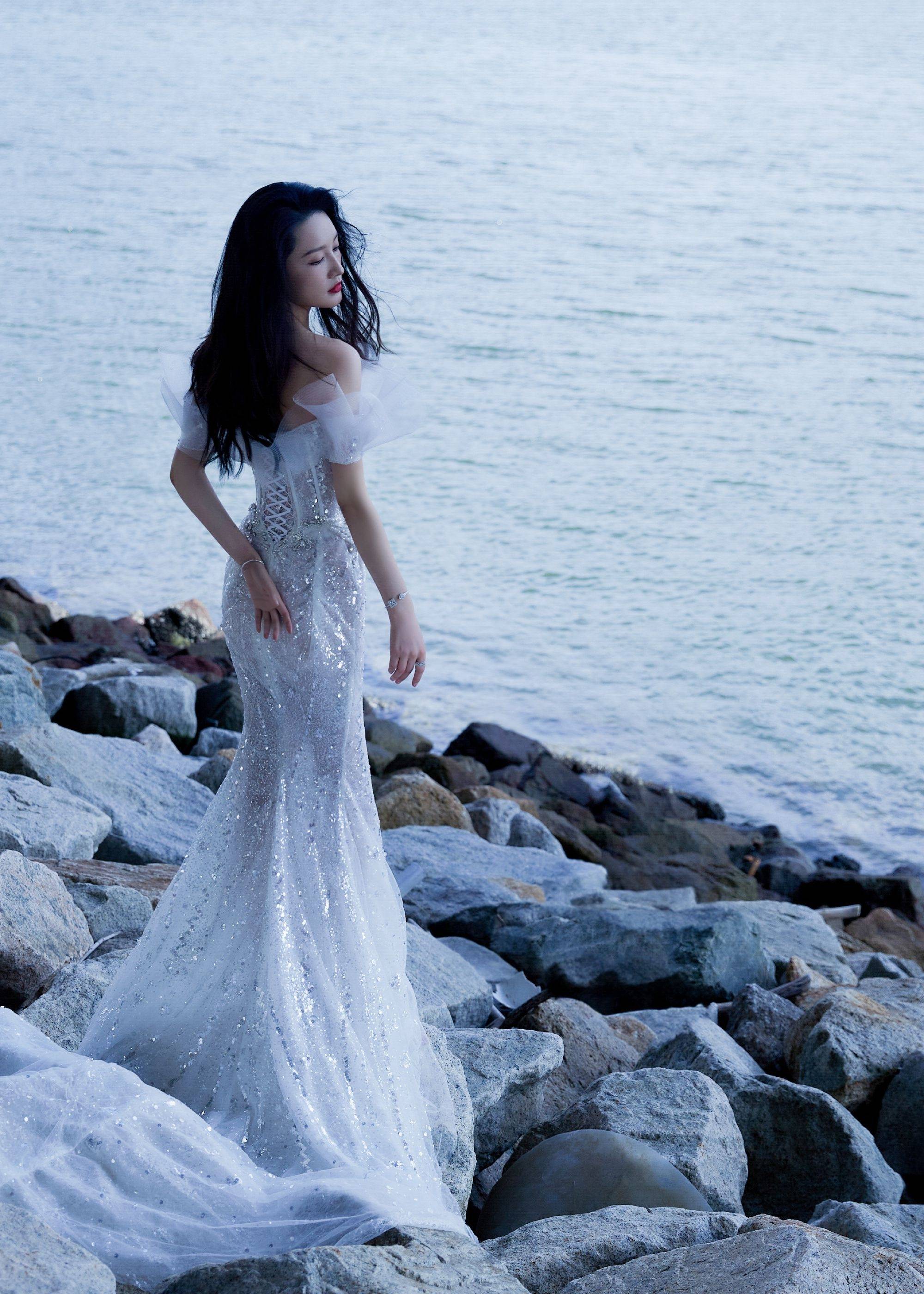 李沁白色薄纱连衣裙优雅时尚写真_气质_淑女_大气