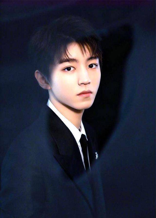 王俊凯参加金鸡百花奖,黑色西装帅气冷酷,还被徐峥寄予厚望!