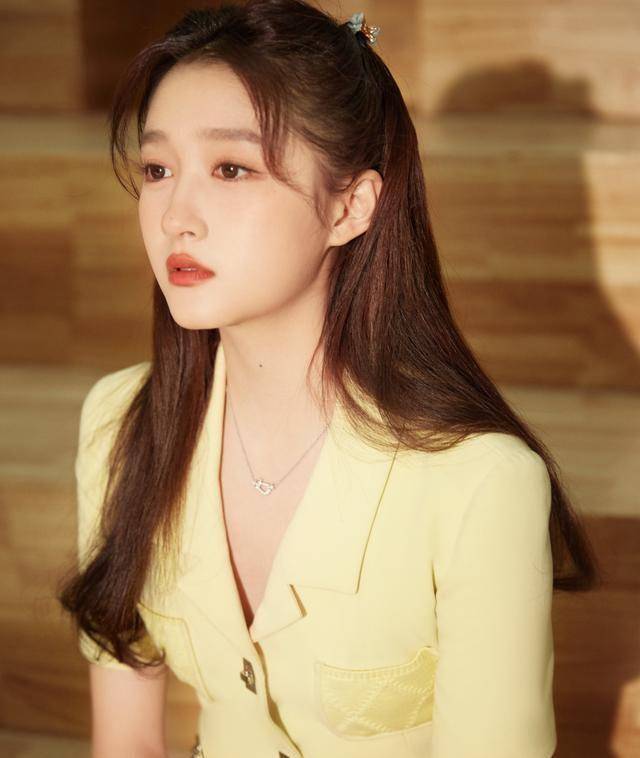 前任国民闺女关晓彤真的是很让人惊艳了!