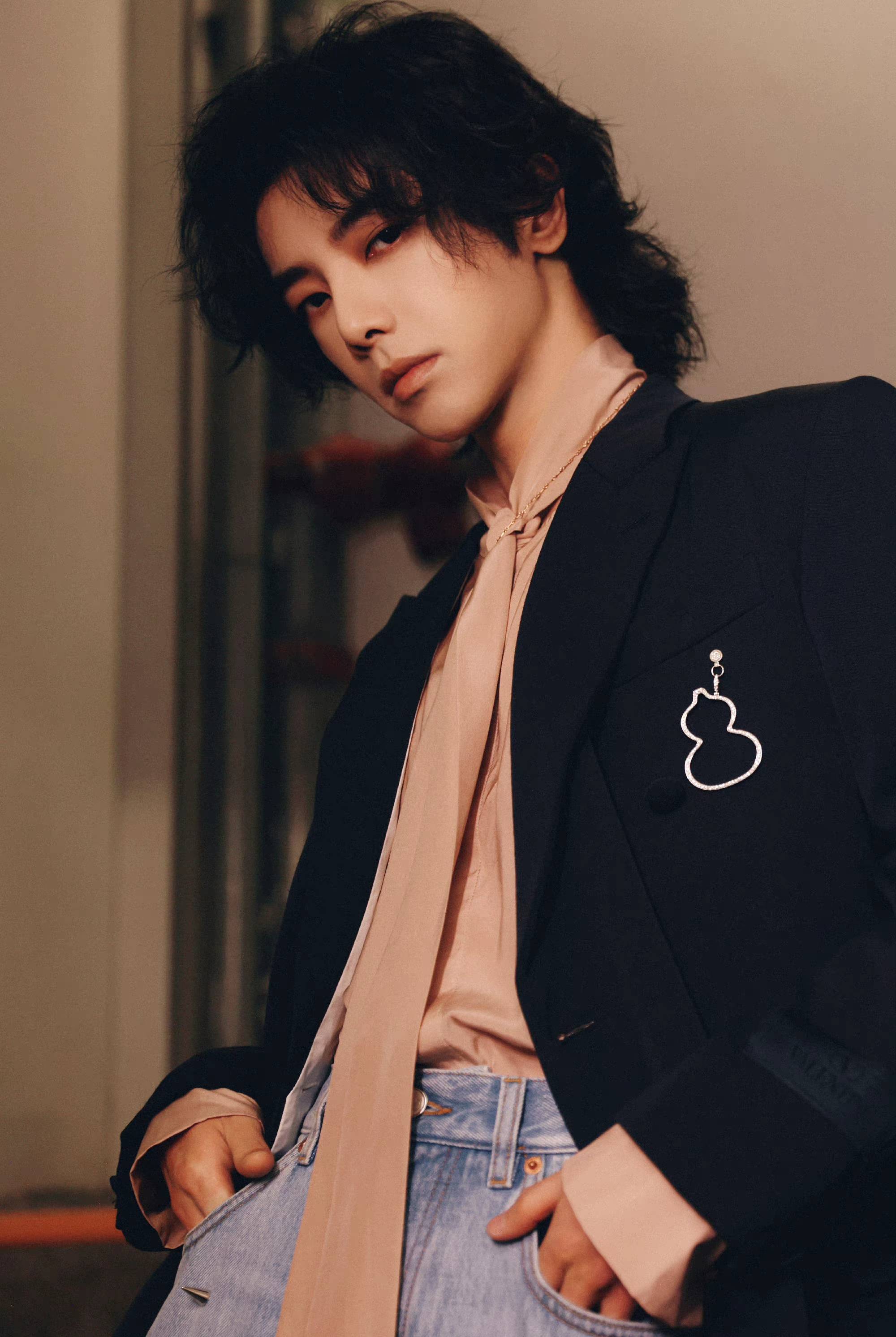 华晨宇大湾区代表内地开场,完美发挥演唱《大地》致敬beyond