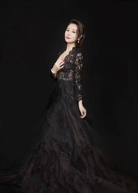 林心如蕾丝礼裙登红毯,油头比老公霍建华更有型,贵妇韵味极佳_身材