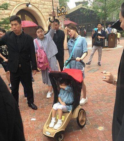 李小璐带甜馨逛街受路人追捧,还带着小甜心!_贾乃亮_小孩子_观众