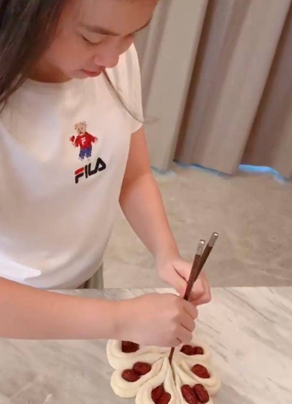 刘涛12岁女儿变小厨娘,花式蒸馒头心灵手巧,越长越像爸爸王珂_王紫嫣