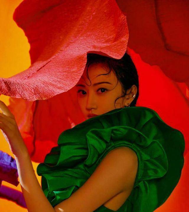 景甜穿红裙露大长腿,比起司藤中的柳叶眉,妖媚漂亮_穿着_电视_设计