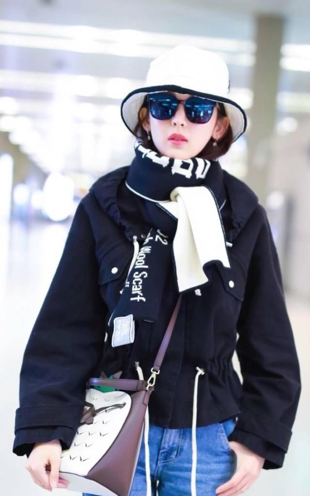 古力娜扎最近的行程满满,前几天的米兰时装周尽显性感好身材.