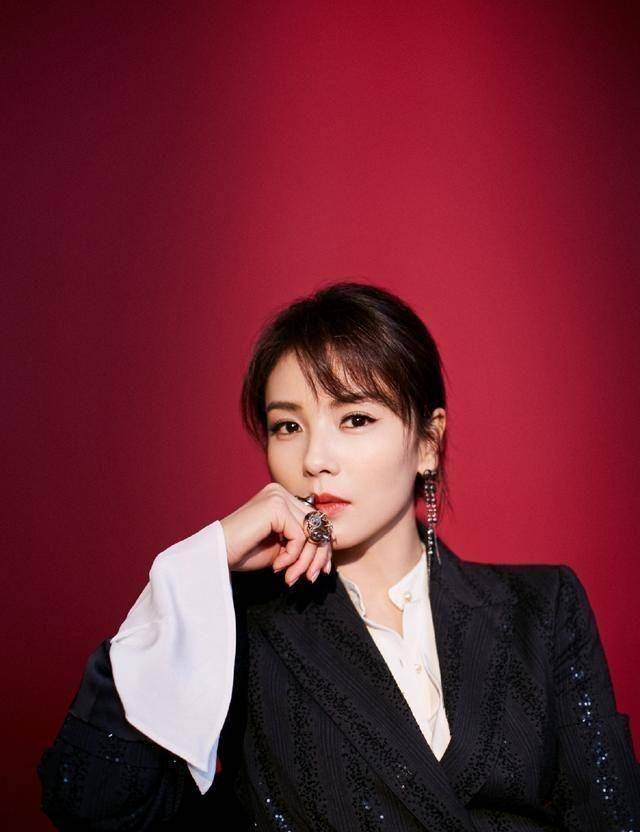 刘涛实力化身霸道女总裁,亮片西装造型攻气十足,太霸气_款式_女性_的